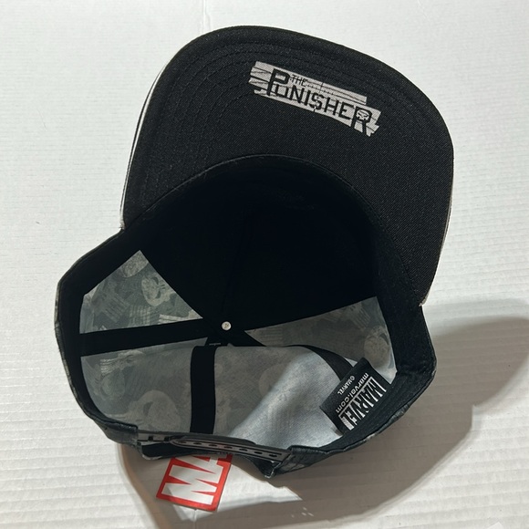 Marvel Punisher Skull Pattern Snapback Hat - Picture 7 of 7